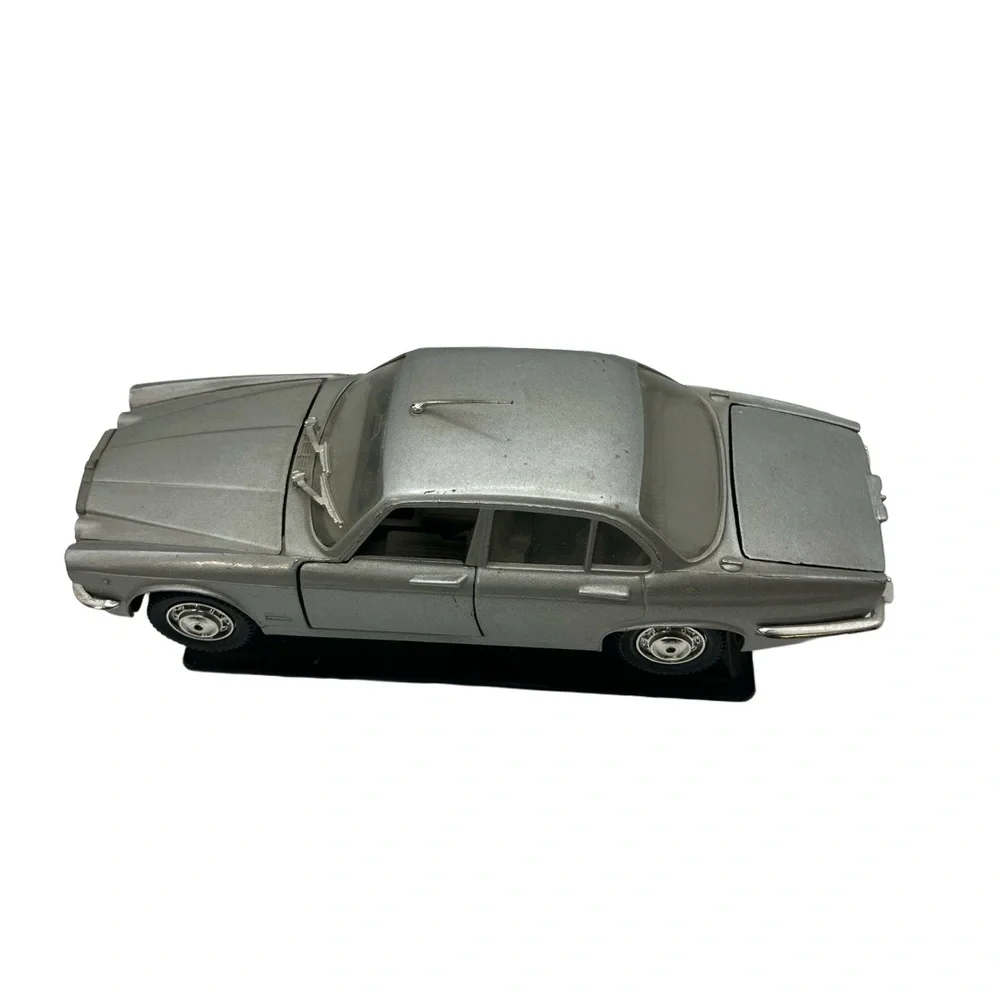 Toy Car Silver Sedan Model Classic Detailed Collectible Vintage Inspired‎